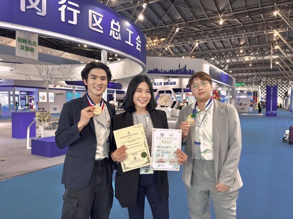 Assistant Professor Dr. Soamshine Boonyananta from the Faculty of Education (center), Mr. Suchart Imsamran from Division of Art Education, Faculty of Education, Chulalongkorn University (left), and Ms. Natcha Charoenchanakit, a master's degree student from the Faculty of Education (right).