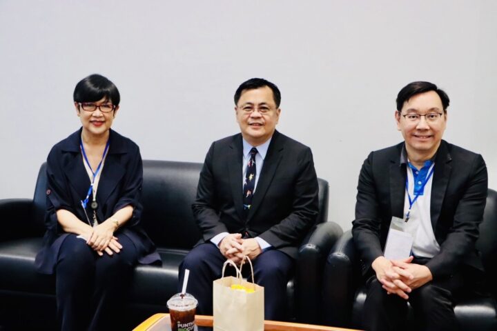 Dr. Suthida Suwanvecho, Bumrungrad Hospital (left) Professor Dr. Wilert Puriwat, President, Chulalongkorn University (middle) and Professor Dr. Issarang Nuchprayoon, Faculty of Medicine, Chulalongkorn University (right)