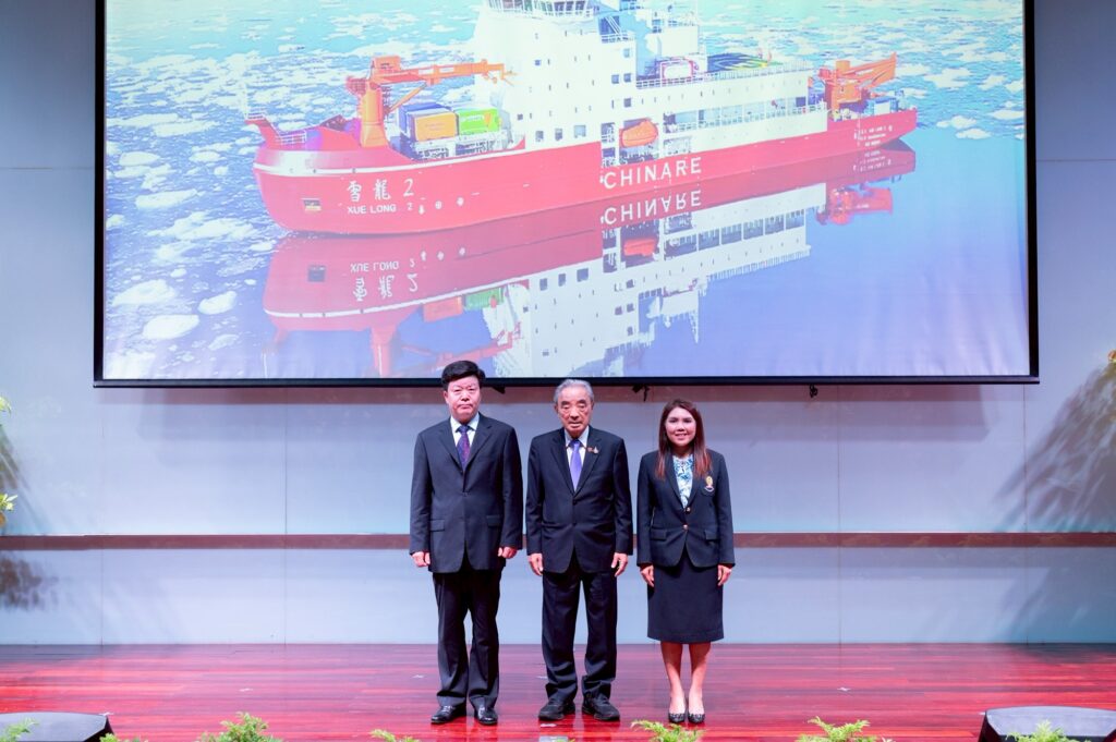 Mr. Sun Shuxian, Vice Minister, Ministry of Natural Resources of China (left) Prof. Dr. Pairash Thajchayapong, Secretary-General, Princess Sirindhorn Information Technology Foundation  (middle)  Assoc. Prof. Dr. Palanee Ammaranond, Vice President, Chulalongkorn University (right)